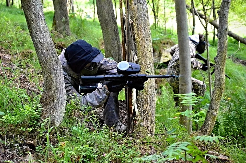 Woodsball players aiming their paintball markers